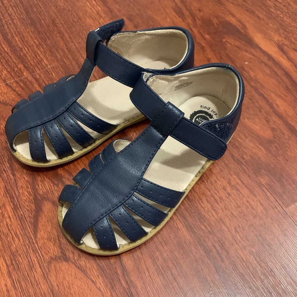 Beautiful Unisex sandal live and Lucas
